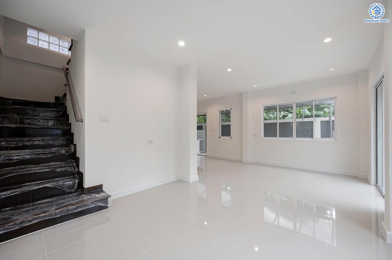 บ้านมือสองตกแต่งใหม่ โครงการ อรุณวดี พระราม5-รัตนาธิเบศร์ หลังมุม เนื้อที่ 50.4 ตร.ว. ฟังก์ชัน 3 ห้องนอน 2 ห้องน้ำ 1 ห้องอเนกประสงค์ จอดรถได้ 1 คัน บนทำเลทำเลศักยภาพ ติดถนนราชพฤกษ์ เชื่อมต่อทุกการเดินทาง ใกล้รถไฟฟ้าสายสีม่วง "สถานีบางรักใหญ่" และจุดขึ้นทางด่วน "ศรีรัช"